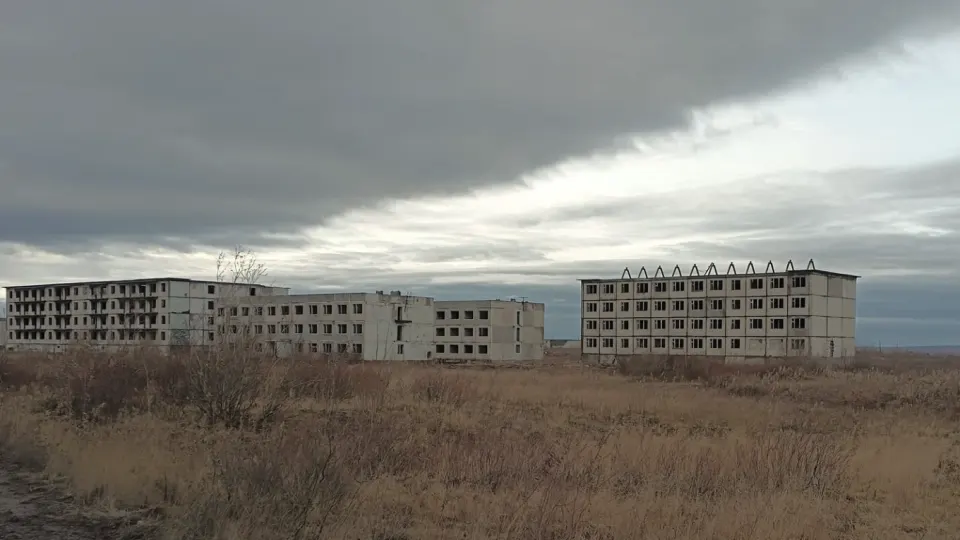 Число новорожденных в России продолжает сокращаться и обновляет исторические минимумы, при этом власти вводят ограничения на аборты и продвигают многодетность, но разрыв между рождаемостью и смертностью остается значительным.