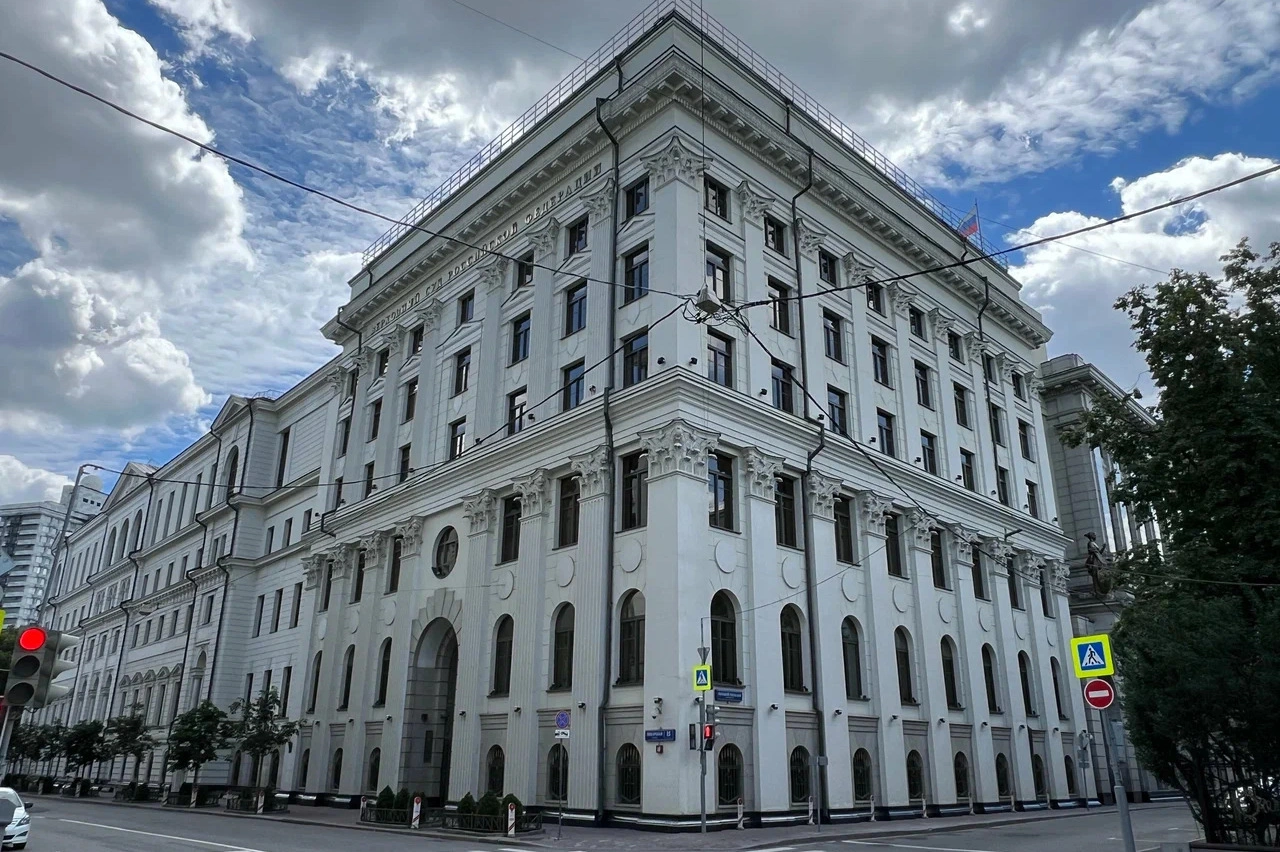 Судебный департамент при Верховном суде убрал с сайта многолетнюю судебную статистику и не опубликовал данные за 2025 год в установленные сроки; вместо прежних таблиц о работе судов теперь отображается сообщение о временной недоступности информации.