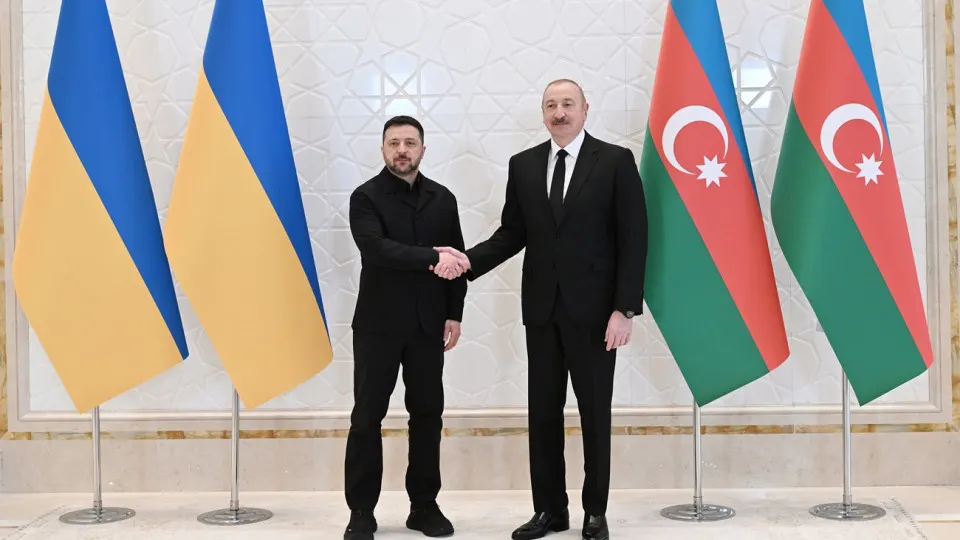 Президенты Украины и Азербайджана на встрече в Габале подтвердили взаимную поддержку территориальной целостности, договорились развивать военно-техническое и экономическое сотрудничество, а также обсудили возможную площадку для трехсторонних мирных переговоров с участием России и США.