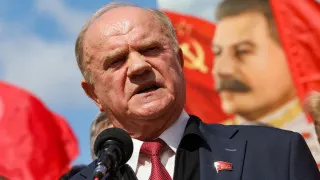 Лидер КПРФ Геннадий Зюганов предупредил о возможном повторении событий 1917 года из‑за резкого ухудшения экономической ситуации и посетовал, что власти реагируют на обращение блогера к президенту, игнорируя аналогичные предложения коммунистов в Госдуме.