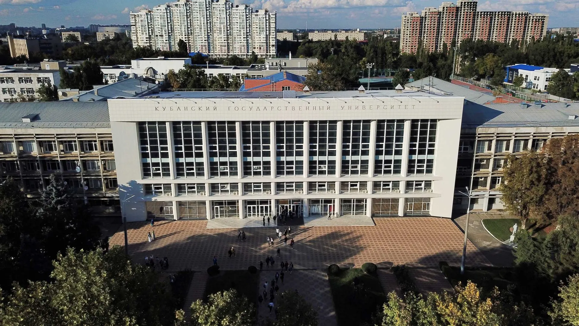Студентов Кубанского государственного университета снимали с занятий и вызывали на обязательные военно‑патриотические встречи, где им агитируют подписать контракты с Минобороны; за неявку или уход с мероприятия грозят дисциплинарными мерами. Аналогичные практики отмечают и в других учебных и медицинских учреждениях региона.