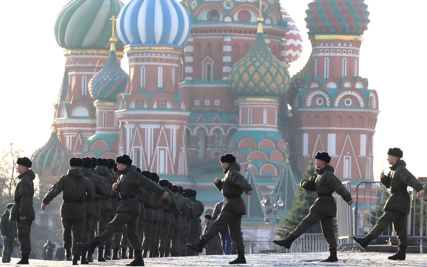 Федеральная служба охраны сообщила о закрытии Кремля в День Победы. Парад пройдёт без военной техники; накануне в столице вводятся ограничения мобильного интернета.