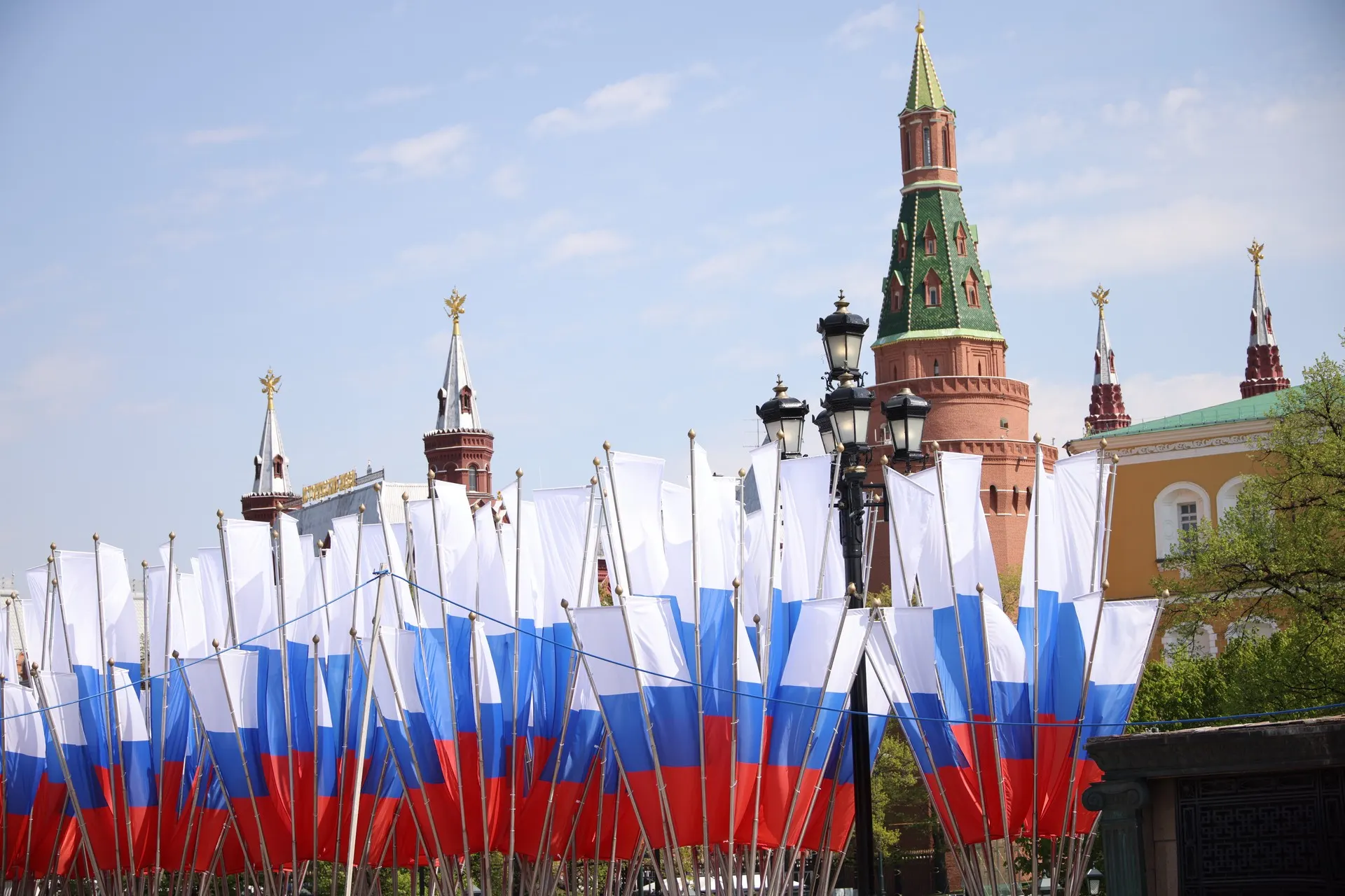 Ведомство заявило о прекращении боевых действий с 00:00 8 мая по 10 мая; при этом было обещано возобновление ударов в случае попыток сорвать празднование 9 мая и рекомендовано гражданскому населению и дипломатам покинуть Киев.