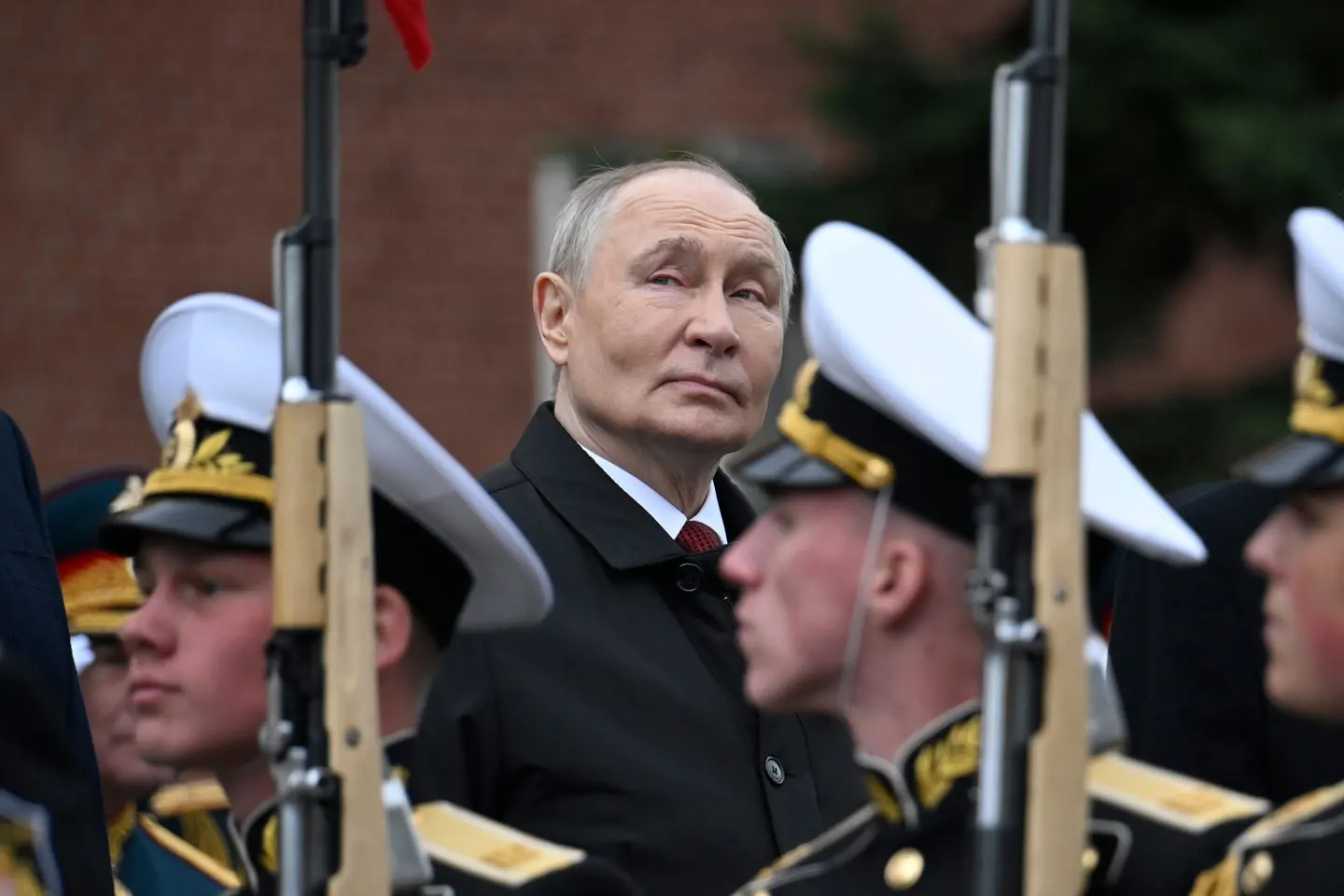 Регулярный опрос показал рост показателей одобрения и доверия президенту. Методика исследований изменена: к телефонным опросам добавили поквартирный обход, что помогает охватить труднодоступные группы. Эксперты связывают публичные появления главы государства с попыткой стабилизировать рейтинги.