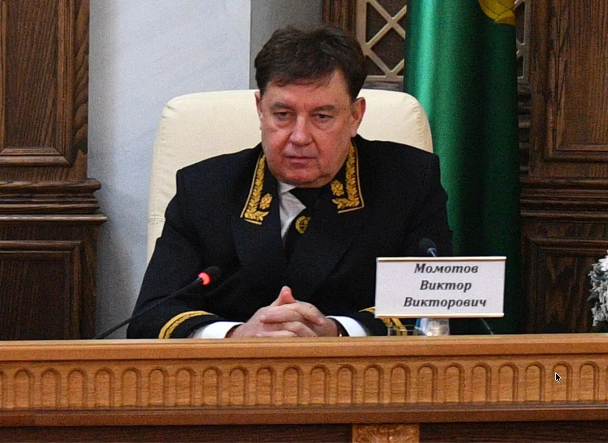 Высшая квалификационная коллегия судей намерена решить, лишать ли экс‑судью неприкосновенности и связанных с ней гарантий; ранее прокуратура потребовала изъять у него активы примерно на 9 млрд рублей.