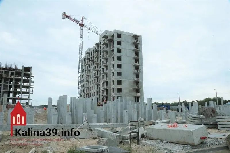 Урбанист отмечает, что развитие города всё сильнее ориентируется на обслуживание туристического потока: новые жилые районы и гостиницы растут быстрее, чем транспортная и промышленная инфраструктура. Такая модель несёт риски для долгосрочного экономического развития и качества городской среды.