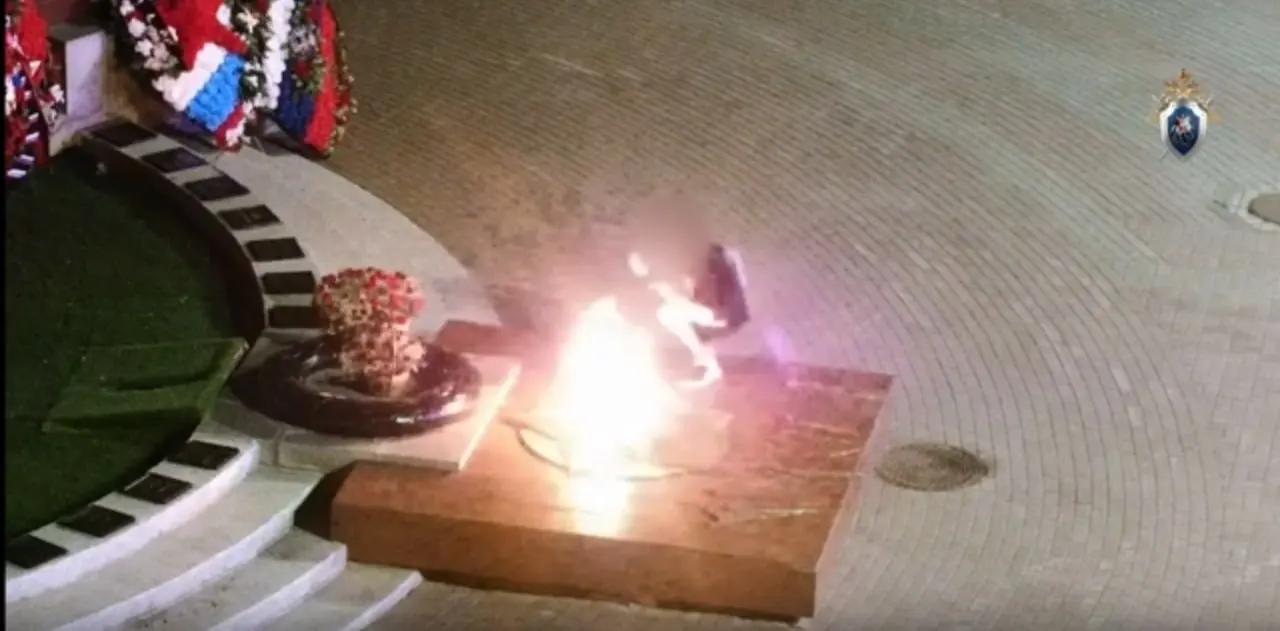Молодой человек снял на видео, как прикурил сигарету от Вечного огня. По данным следствия, на него завели уголовное дело об осквернении символов воинской славы; мужчине грозит до трёх лет лишения свободы.