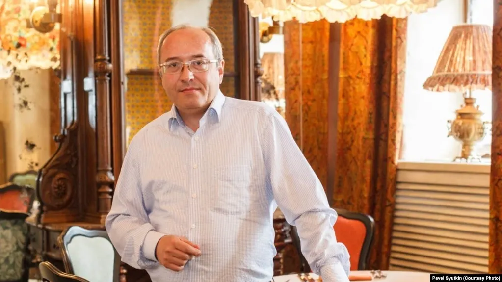 Мосгорсуд отверг апелляцию и продлил меру пресечения Павлу Сюткину — он останется в СИЗО как минимум до сентября 2026 года. Историк кухни и публицист отвергает обвинения и называет причину ареста свою позицию по войне.