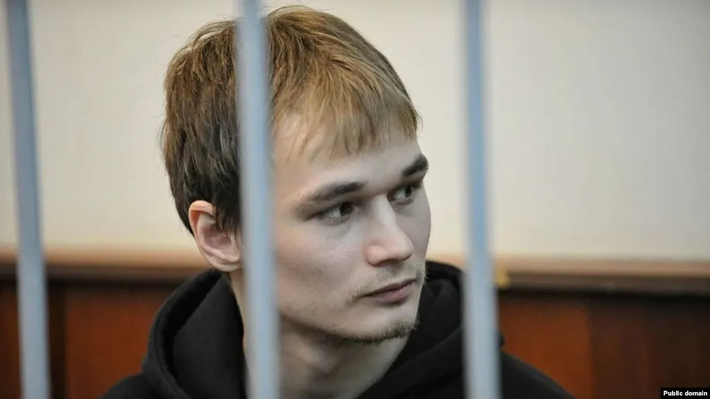 Политзаключенный утверждает, что в ИК-18 его избивали деревянным молотком по стопам, пытали током и угрожали сексуальным насилием; инцидент, по словам заключенного, начался после отказа чистить туалет.
