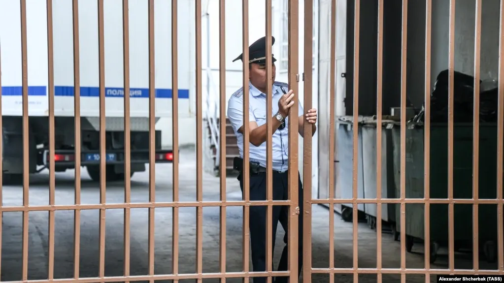 Мужчину из Перми, депортированного из США и задержанного при прилёте в Россию в июле 2025 года, будут судить в Центральном окружном военном суде Екатеринбурга в закрытом режиме — заседания закрыли «в целях антитеррористической безопасности».