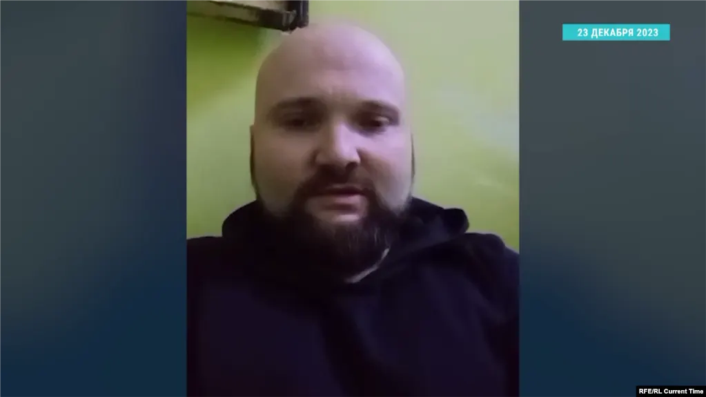 Южный окружной военный суд в Ростове-на-Дону приговорил двоих жителей Ставрополья к многолетним срокам по делу о подготовке поджогов военкоматов; трое обвиняемых ранее жаловались на пытки, один скончался.
