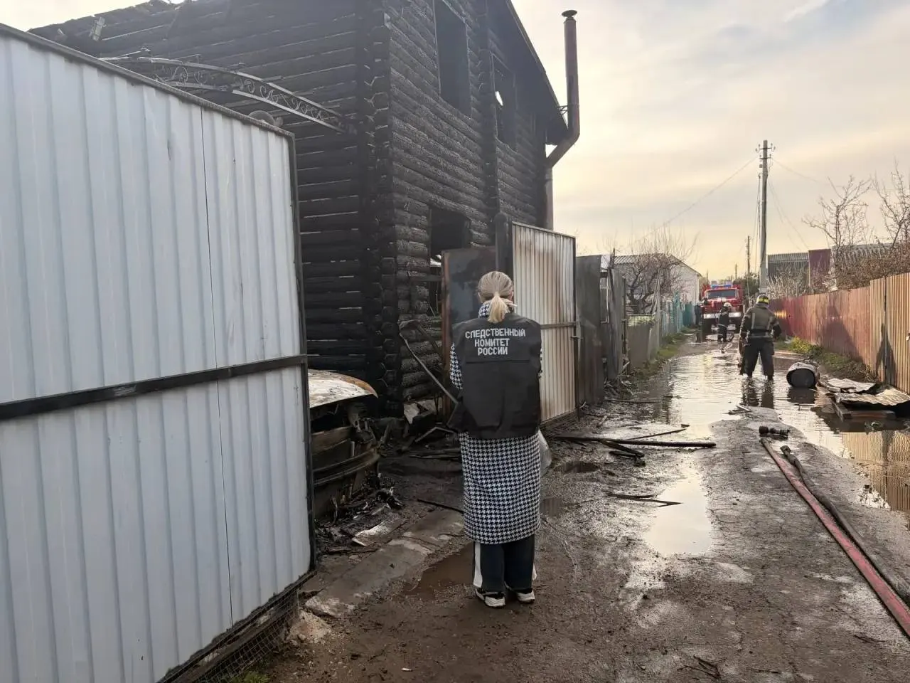 В доме на Вишнёвой улице в Балакове произошёл пожар: погибла 10-летняя девочка, её родители госпитализированы с ожогами; Следственный комитет возбудил уголовное дело.