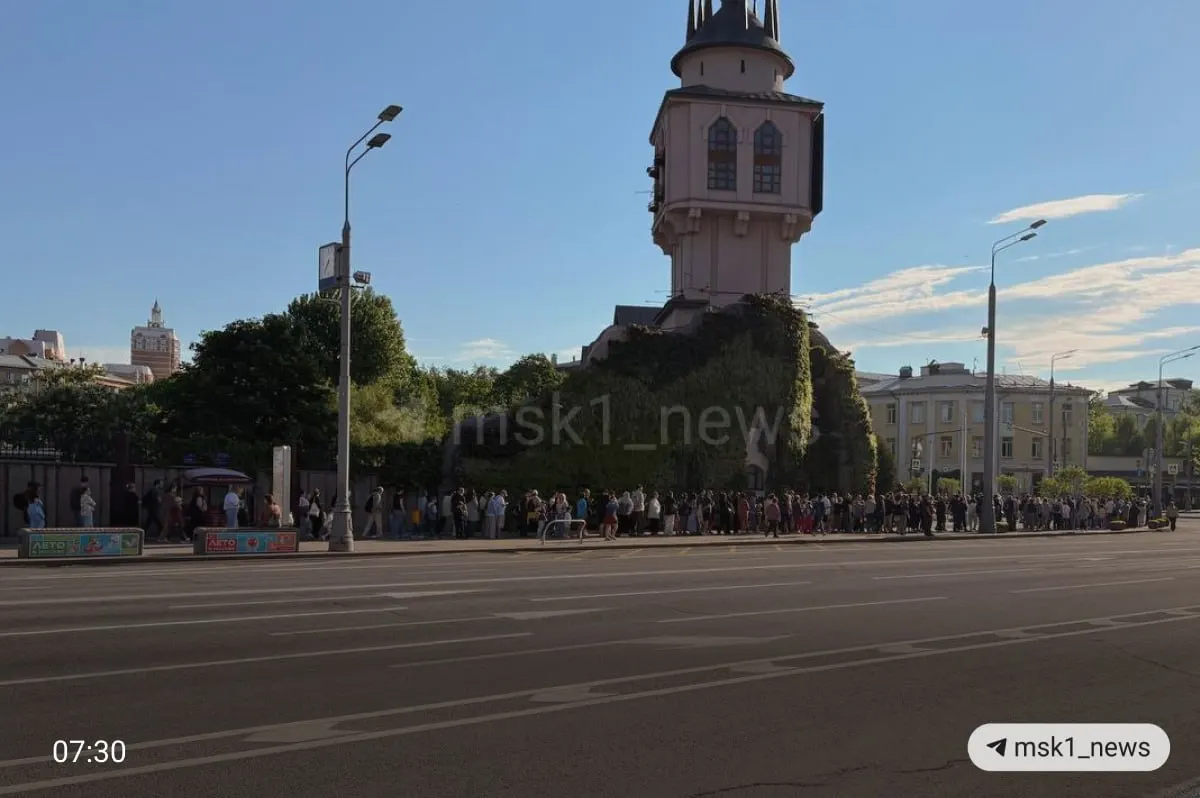 Бесплатный вход с 7:30 до 9:00 приводит к большим очередям: некоторые посетители опаздывают всего на несколько минут и теряют шанс попасть внутрь.