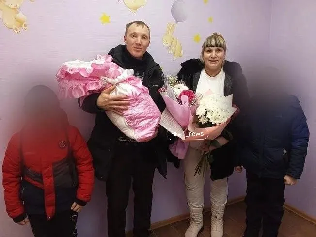 У многодетной семьи в поселке Монетный за несколько минут сгорел дом: погибли вещи и документы, дети остались без одежды. Семье нужна срочная помощь.