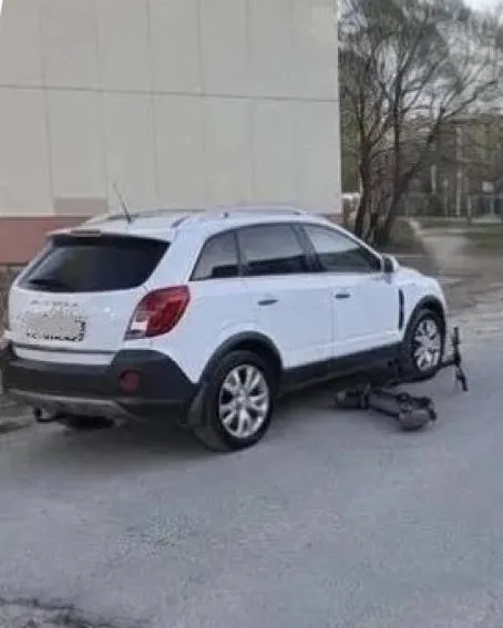 В Архангельской области подросток на электросамокате попал в ДТП: он потерял управление, получил травмы и был госпитализирован. Родителей могут привлечь к административной ответственности.