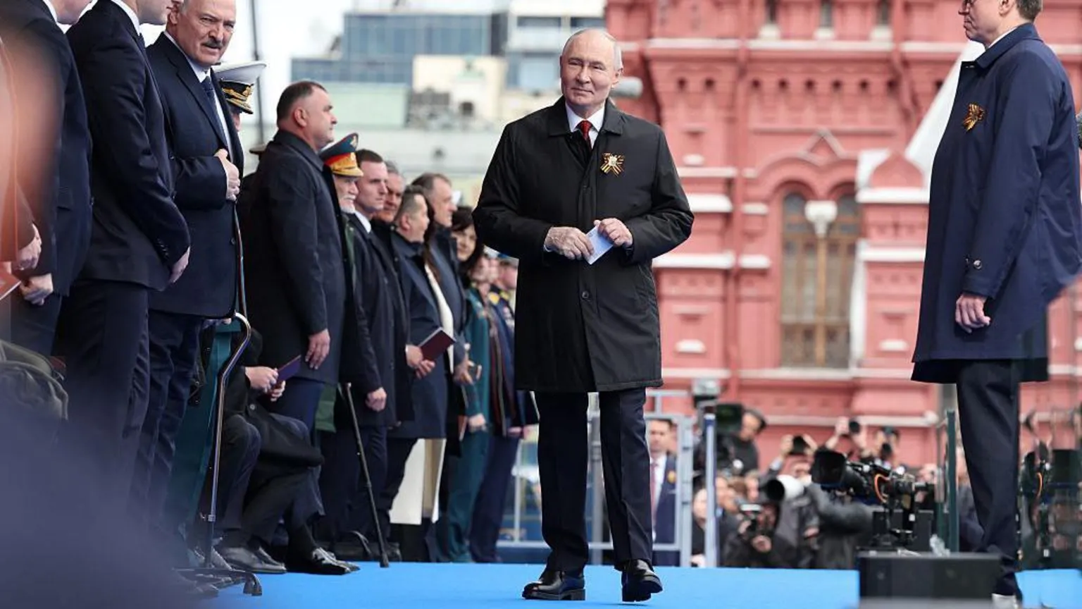 Иностранные публикации отметили сокращённый формат Парада Победы и отсутствие тяжёлой техники как сигнал слабости руководства и признаки глубоких перемен.