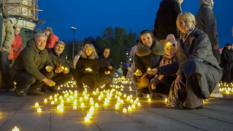 На Кремлёвской площади Вологды горожане построили световую композицию из 7 тысяч свечей площадью более 500 м² в рамках международной акции памяти.