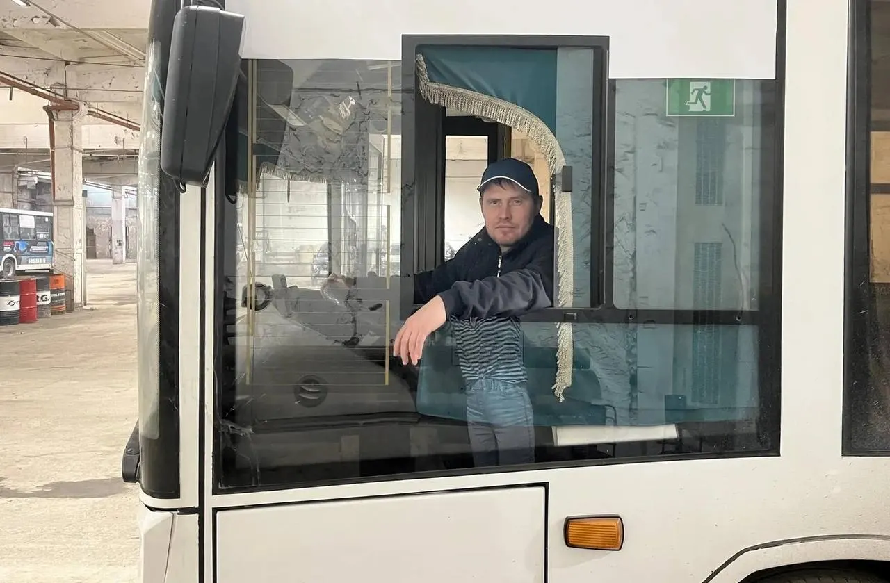 Виталий Дегтярев почти 20 лет работает водителем автобуса на маршруте №189. По его словам, в профессии главное — ответственность, умение общаться с людьми и сохранять спокойствие в сложных дорожных условиях.