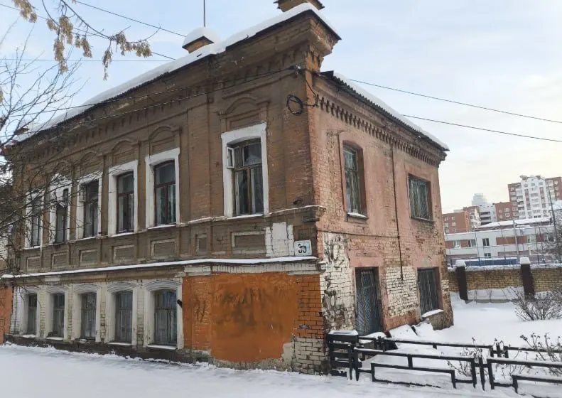 Администрация Екатеринбурга изымает под муниципальные нужды дом 1917 года постройки на Хохрякова, 35. Здание признано аварийным и не является памятником, его готовят к сносу; оставшуюся квартиру площадью 50 кв. м предложат собственнику по проекту соглашения, участок позже передадут под застройку.