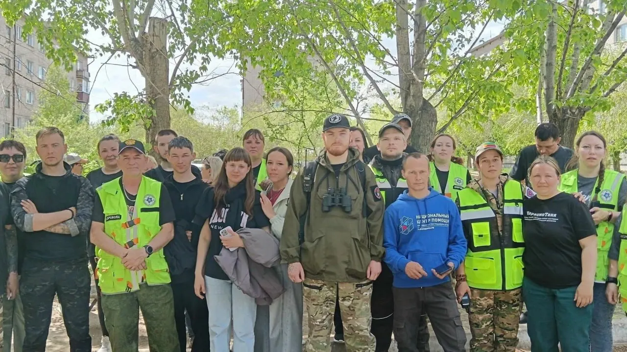 Девочка ушла из дома вечером 25 мая. Ночью и утром десятки волонтёров, полицейские и местные жители прочёсывали район — ребёнка заметил проезжавший мимо мужчина и доставил в отдел полиции.