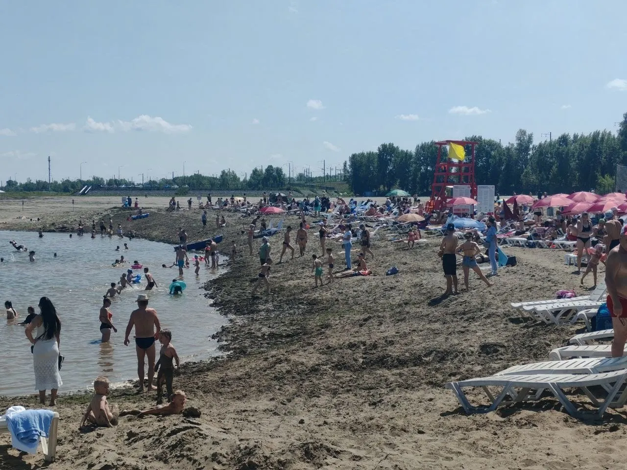 В списке — пять пляжей и девять открытых бассейнов. Названы конкретные пляжи и бассейны, рекомендованные для отдыха у воды на лето 2024 года.