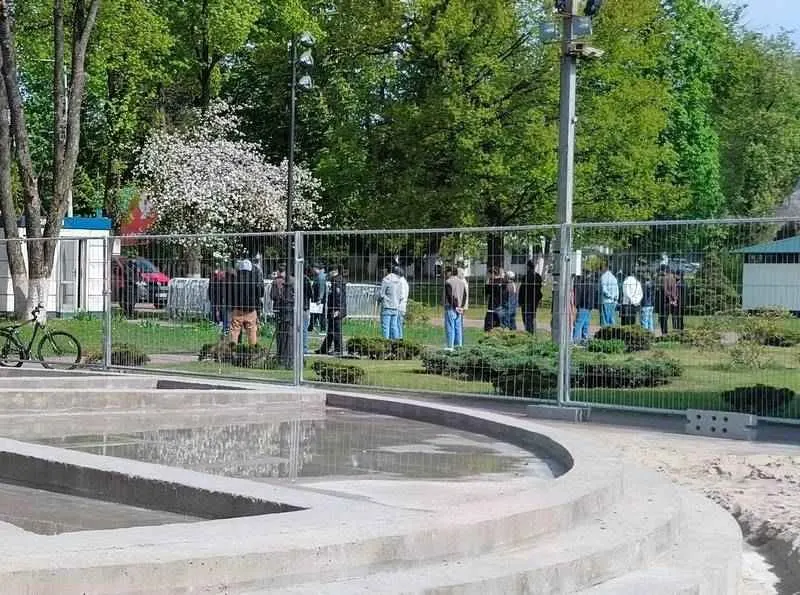 В ходе профилактического рейда полицейские выявили 90 нарушений миграционного законодательства: 12 иностранным рабочим оформлены меры выдворения и запрет въезда в Россию, им назначены штрафы на общую сумму 402 тыс. рублей; также выявлены факты фиктивной регистрации.