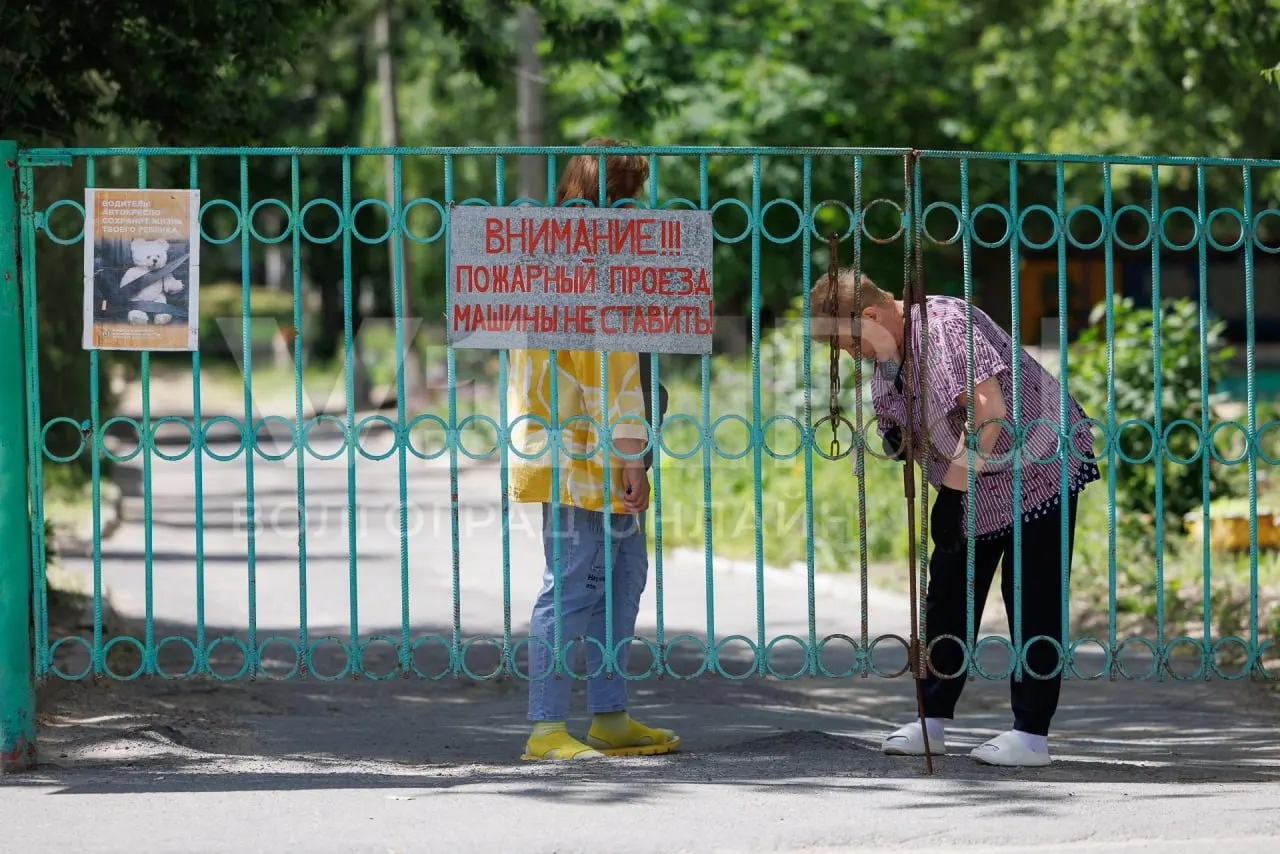 В детском саду Краснооктябрьского района провели выпускной, хотя здание пострадало в результате удара беспилотника: разбиты окна и повреждены помещения, одна ясельная группа временно переведена.