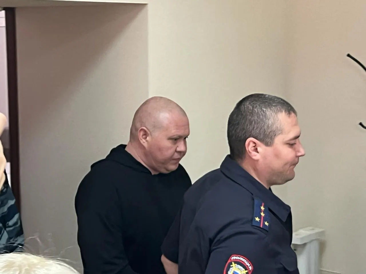 Кировский районный суд приговорил бывшего начальника отдела полиции №2 Александра Банникова к 4,5 годам за взятку и превышение полномочий; с учётом неотбытого срока общий срок составил 7,5 года. Ему также присвоено лишение звания.