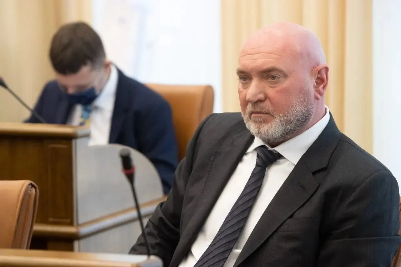 Кировский районный суд признал Сергея Натарова и его сына виновными в растрате, отмывании средств и создании юрлица; каждому назначено по 14 лет колонии. Региональное отделение ЛДПР называет приговор политически мотивированным.