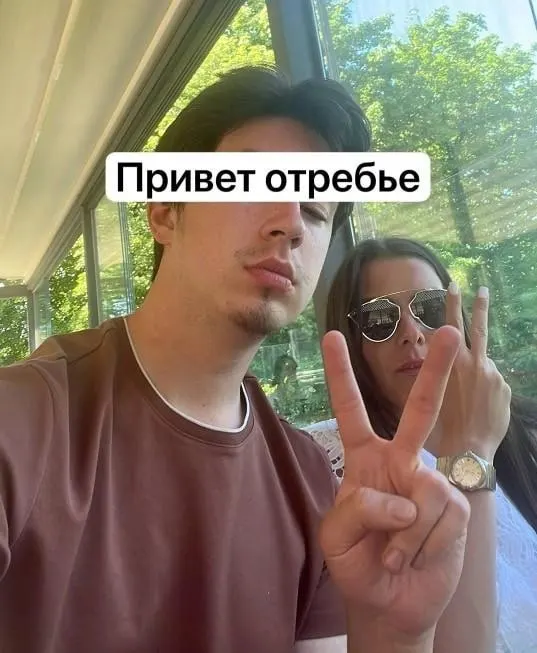 Он провёл утро за выпивкой с друзьями, в видео сказал, что ему «по закону нечего предъявить», а спустя несколько часов был найден спящим за столом; знакомые помогли посадить его в машину.