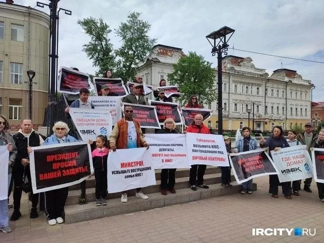 Около 40 человек вышли на митинг в Иркутске, требуя решения проблем по ипотекам с господдержкой: семьи не получили обещанные квартиры, но продолжают платить.