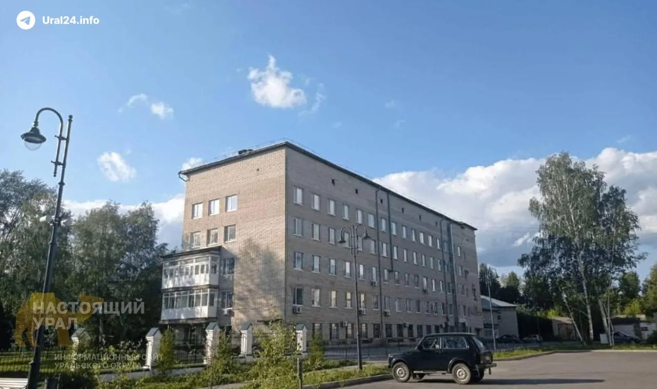 Пятиэтажный корпус Областной больницы №3 в Тобольске закрыт экстренно: здание 1974 года постройки покрыто трещинами, вход и проезд перекрыты, пациентов распределяют по другим учреждениям.
