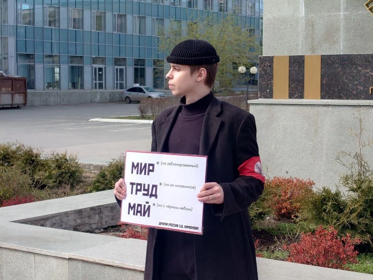 Евгения Короткова задержали сразу после освобождения из-под ареста: сотрудникам ведомства показалась экстремистской повязка с символикой «Другой России», хотя сама символика официально не запрещена.