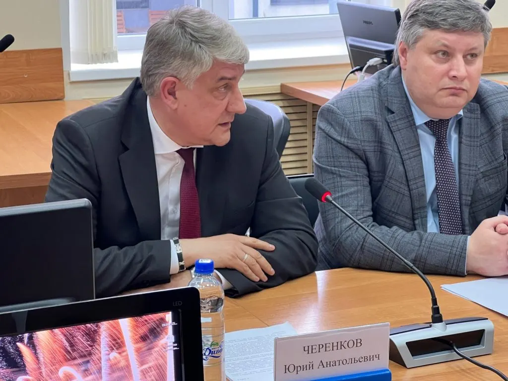 Воронежский областной суд продлил арест экс-врио главы Нововоронежа Юрия Черенкова. Следствие утверждает, что передача взятки произошла на площади Ленина, а коррупционная схема действовала с 2023 года — чиновнику инкриминируют получение 160 тысяч рублей и помощь фирме в получении свыше 15 контрактов без торгов.