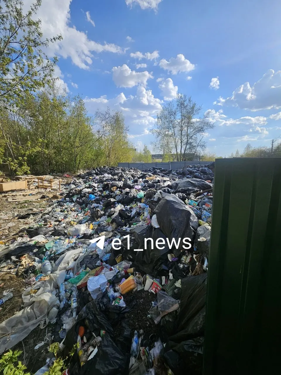 На парковке на улице Толедова накопились бытовые отходы: жители жалуются на запах, разбросанный мусор и появление крыс, обращения в инстанции пока не дали результата.