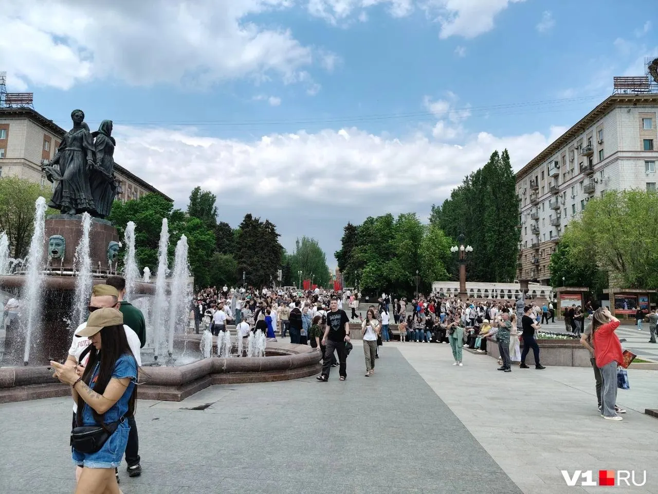 Жители и гости собрались на верхней террасе у фонтана «Искусство»: фотографируются, слушают выступления творческих коллективов и наслаждаются видом на Волгу.