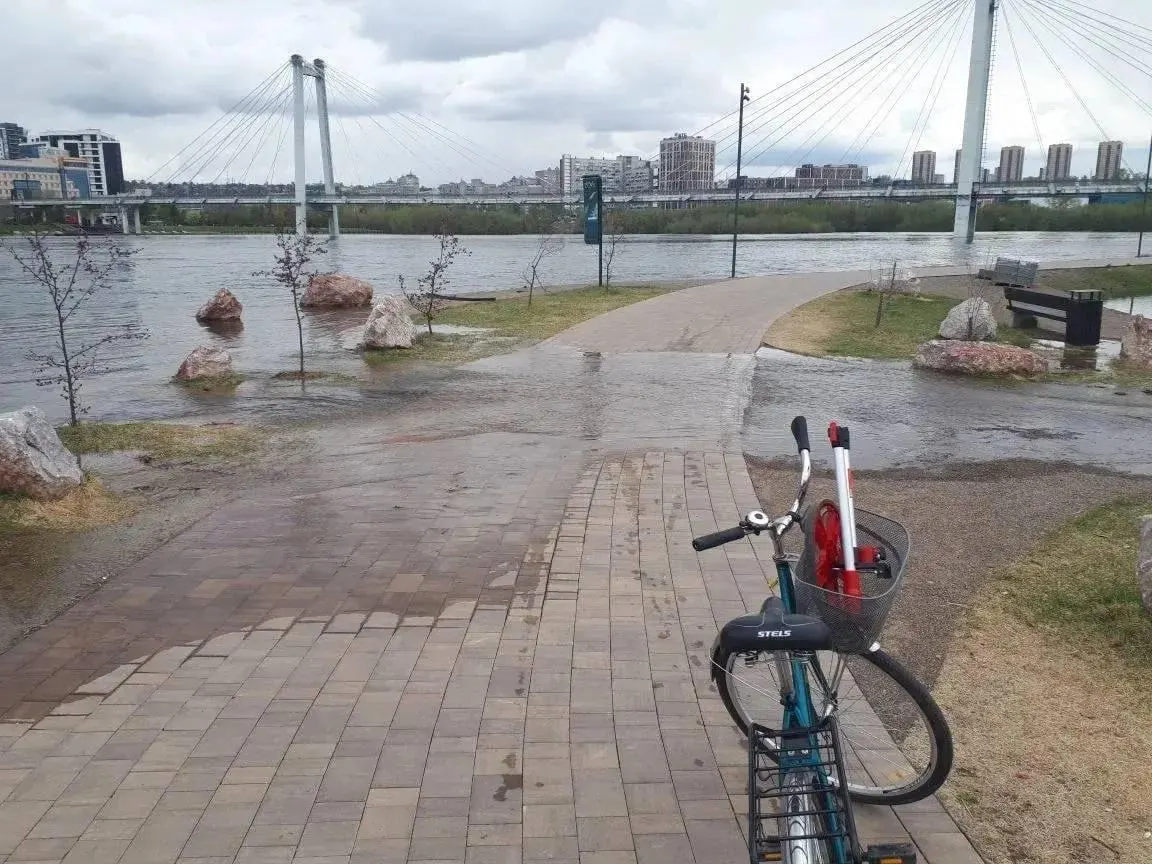 Набережную возле залива Стрелка затопило: вода переливается через дамбу в озеро, частично подтоплены площадки, ограничен доступ к качелям и смотровой площадке.