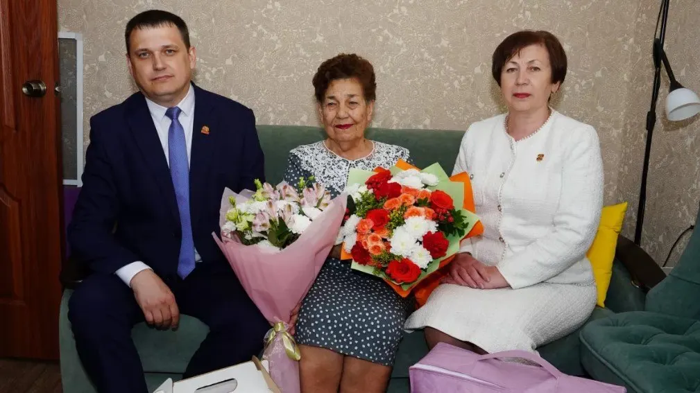 Адресные поздравления и подарки получили 680 ветеранов и тружеников тыла; представители городской власти навестили блокадницу Светлану Благодацкую.