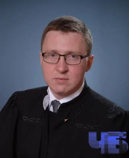 Квалификационная коллегия прекратила полномочия судьи Вячеслава Бушуева, посчитав несколько благотворительных переводов «политической деятельностью». Сам судья утверждает, что деньги шли на помощь хосписам и нуждающимся.