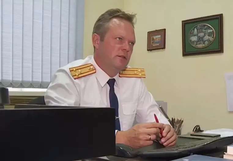 Октябрьский райсуд Иванова заменил формулировку увольнения полковника Артёма Сосновикова с «по собственному желанию» на «в связи с утратой доверия». Суд указал на пользование жильём подчинённого и получение участка в обход очереди многодетных семей.