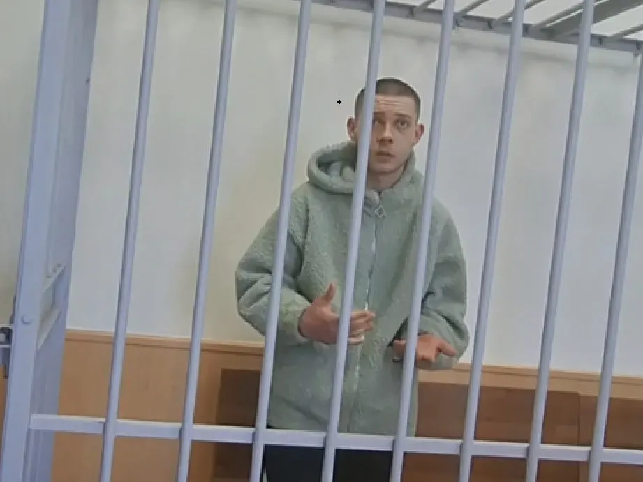 Обвиняемый объяснил в суде, что имел в виду под угрозой, раскаялся и извинился перед подростком; конфликт с отцом пострадавшего, по его словам, тянется долго.