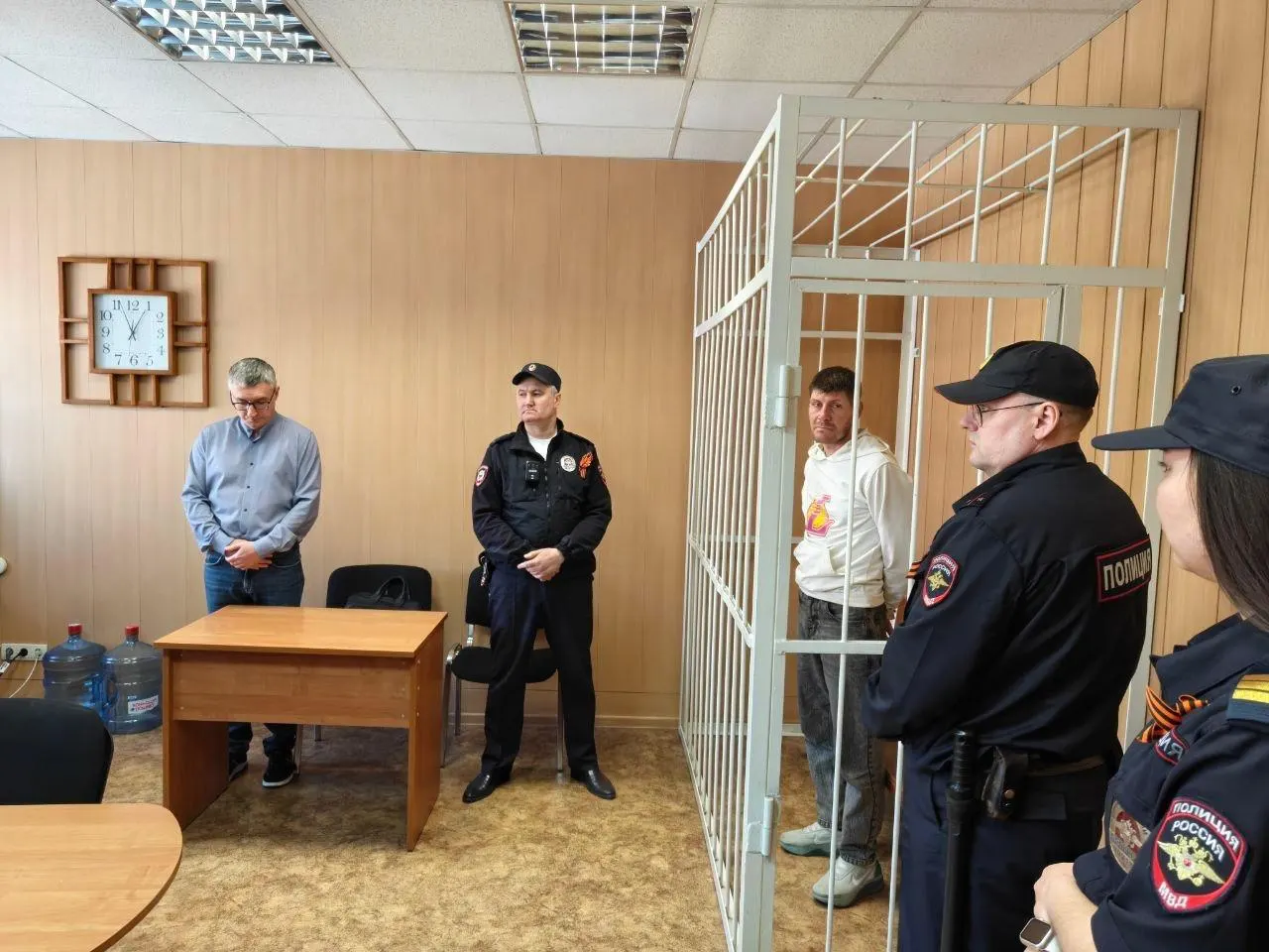 Двоих мужчин задержали 3 мая по делу об избиении женщины, занимавшейся защитой животных. Дело было переквалифицировано на хулиганство; подозреваемые содержатся под стражей до окончания следствия.