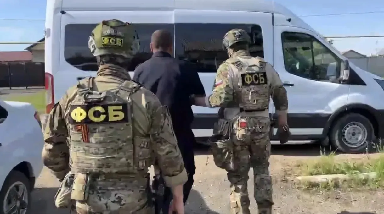 Майора полиции задержали сотрудники ФСБ и Следственного комитета. Ему предъявлены подозрения в превышении должностных полномочий — избрана мера пресечения в виде содержания под стражей на 60 суток.