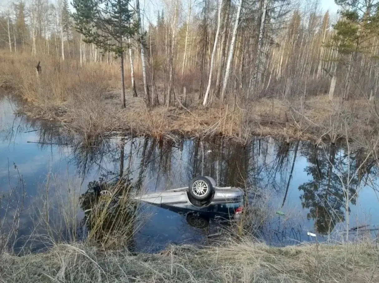 17‑летний водитель Toyota Caldina съехал с трассы Усть‑Кут — Уоян — Казачинское в водоём и погиб на месте; полиция и прокуратура проводят проверки.