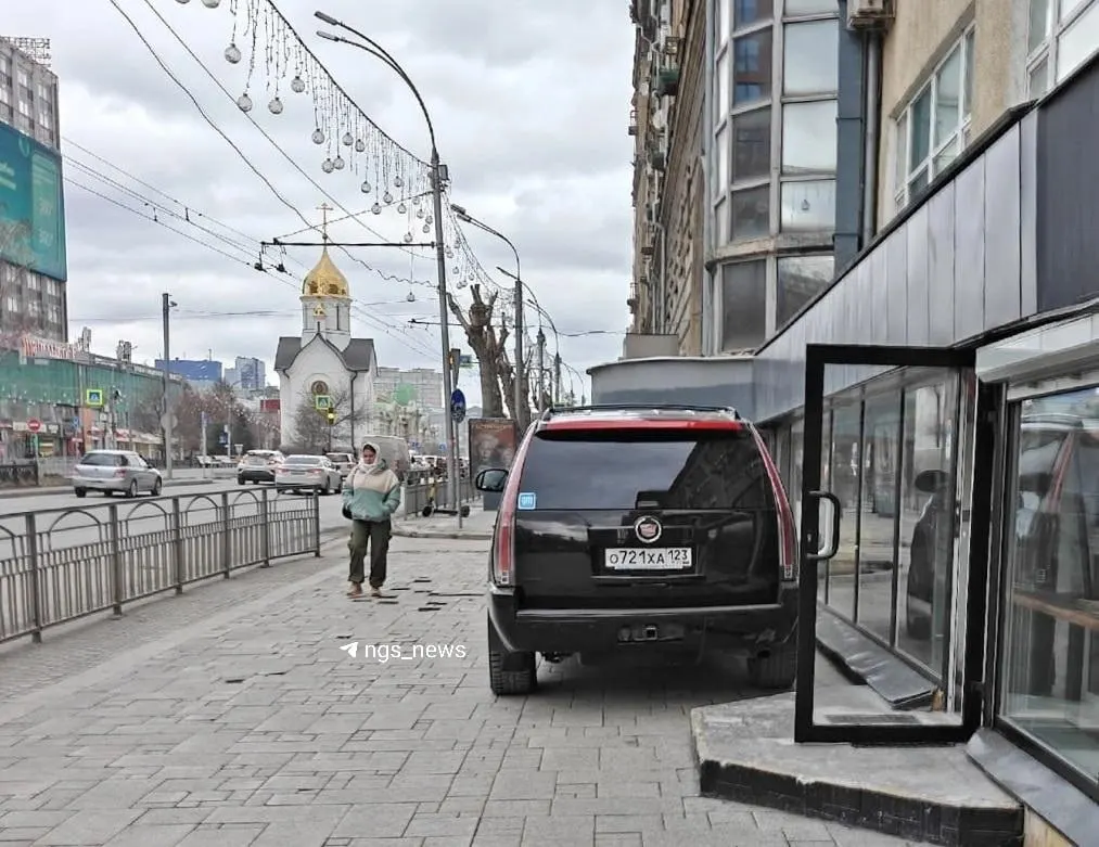 Жители заметили Cadillac Escalade на тротуаре у дома на Красном проспекте. Владелец объяснил, что остановился для выгрузки продуктов; специалисты отмечают, что ПДД допускают кратковременную остановку на тротуаре для разгрузки при определённых условиях.