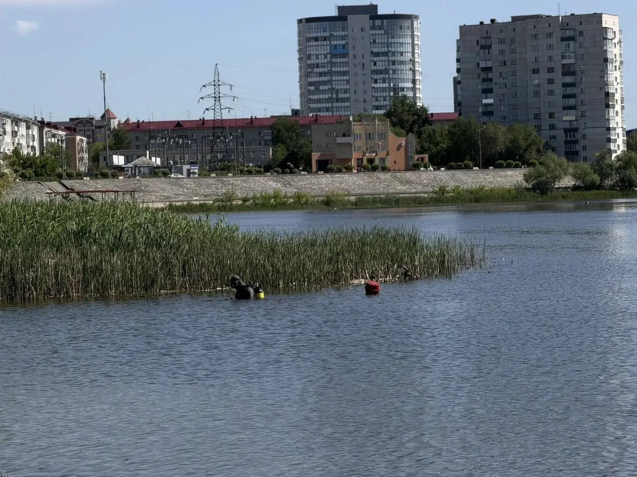 Купальный сезон начнётся на более безопасных пляжах и озерах: водолазы убрали коряги, стеклотару, пластиковые бутылки и другой мусор, а также выровняли дно там, где образовались ямы.