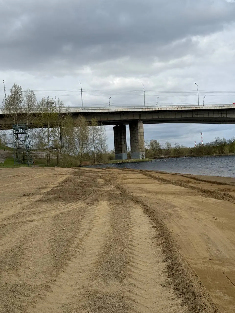 На берег завезли свежий песок и выравнивают рельеф. Дату открытия определит Роспотребнадзор после проверки воды.