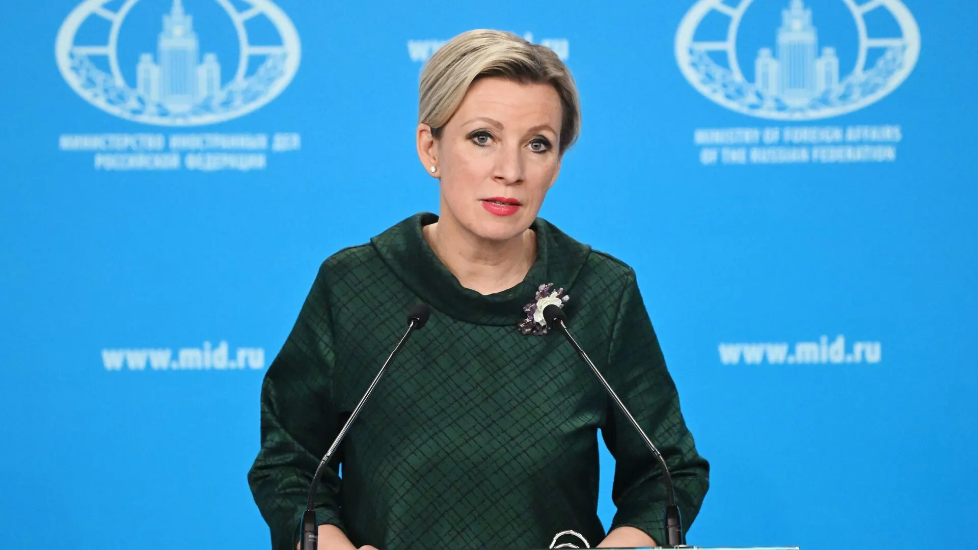 Ереван не включил в состав миссии наблюдателей СНГ нескольких российских представителей. В МИД РФ заявили о возможной связи с санкциями ЕС; на фоне этого усилились торговые ограничения и взаимные политические претензии.