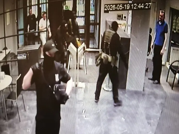 В офисном здании, где расположена редакция одного из изданий, неизвестные забаррикадировались на третьем этаже. Силовики вели переговоры, официальной информации о пострадавших или причинах инцидента пока нет.