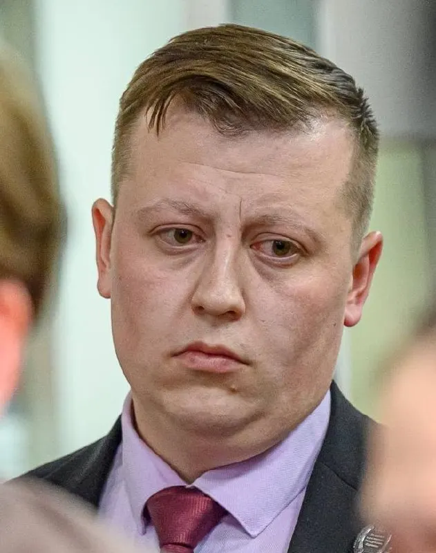Защита утверждает, что изначально следователь квалифицировал действия как халатность, но позже обвинение переквалифицировали на превышение полномочий — это позволило продлить срок давности и избежать автоматического прекращения дела.